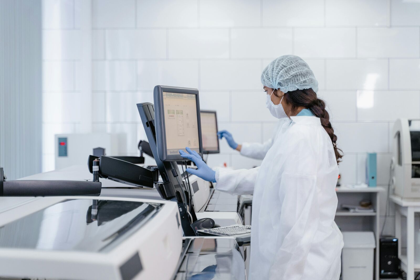 Vedder scientist monitoring gloid formulation analysis